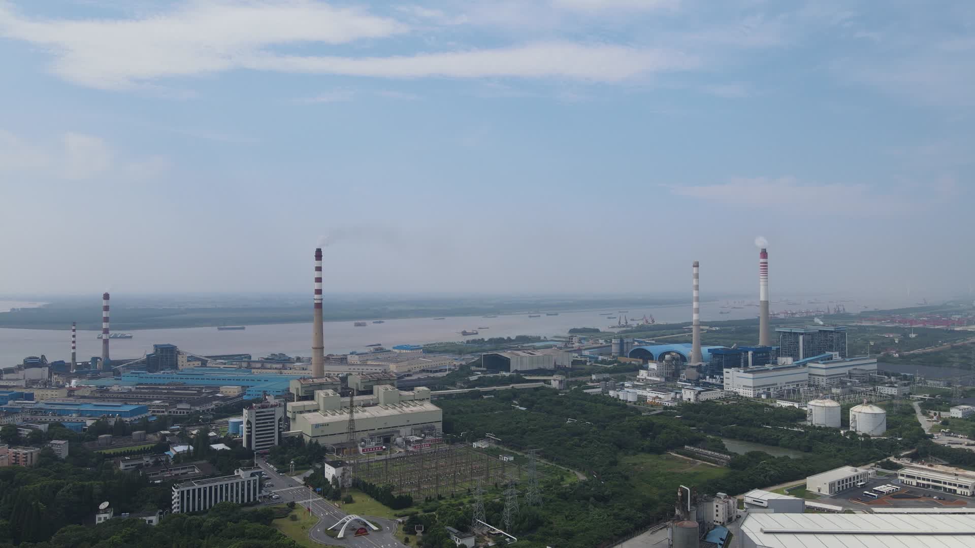 航拍湖南岳阳华能电厂发电站视频的预览图
