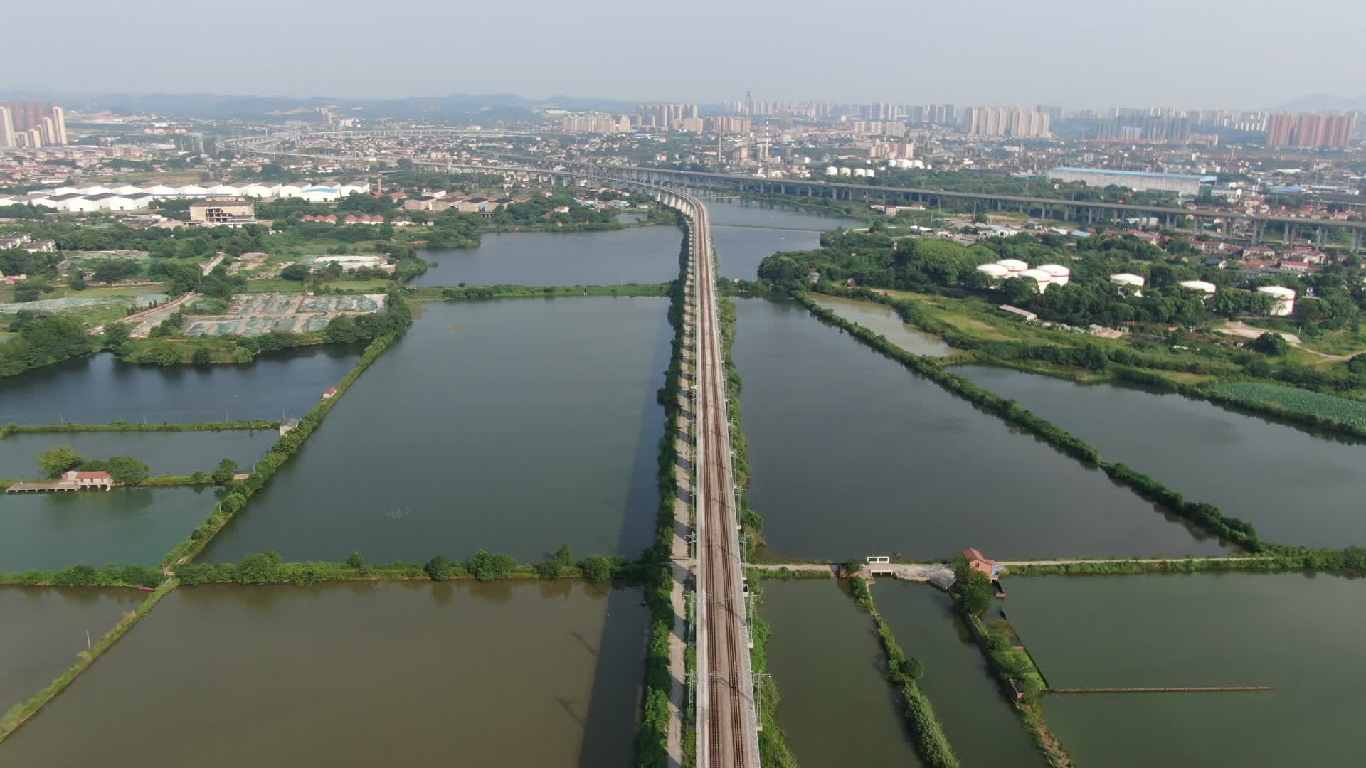 航拍田园上的高铁高架桥交通视频的预览图