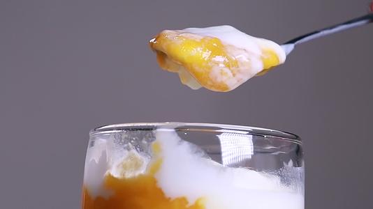 芒果酸奶代餐奶昔视频的预览图