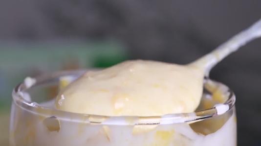 芒果酸奶代餐奶昔视频的预览图