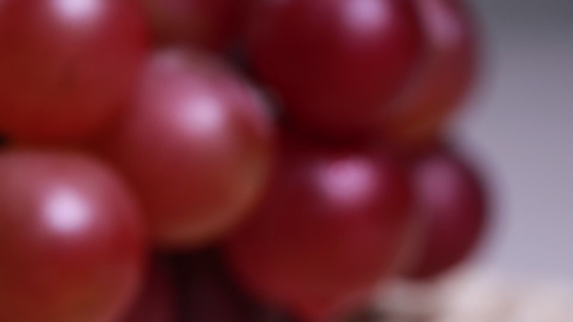 特写葡萄粒葡萄籽视频的预览图