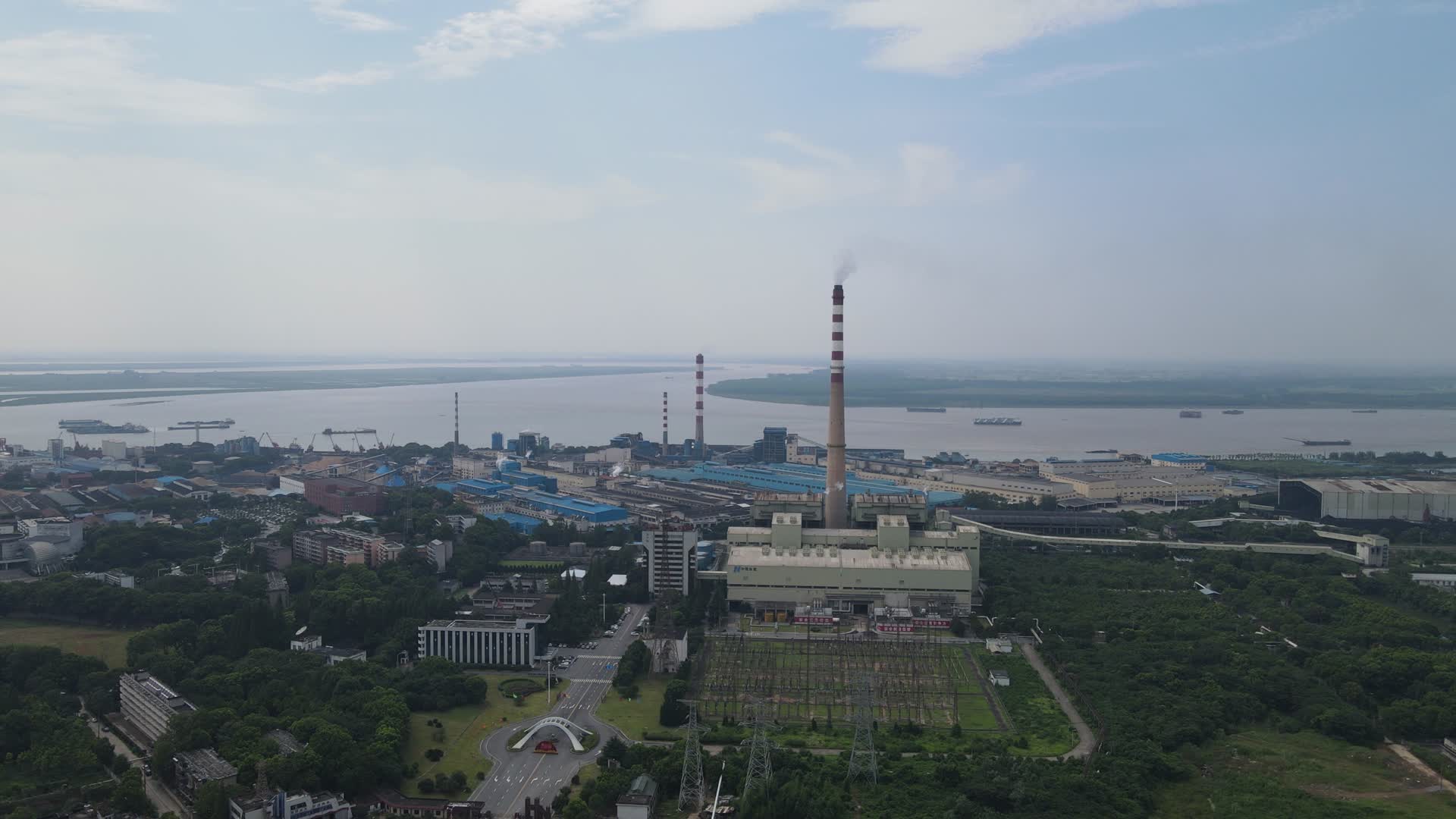 航拍湖南岳阳华能电厂发电站视频的预览图