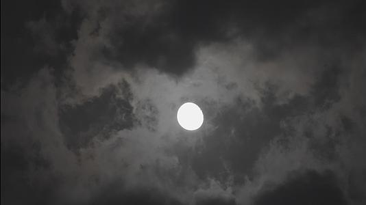 夜晚月亮乌云涌动视频的预览图