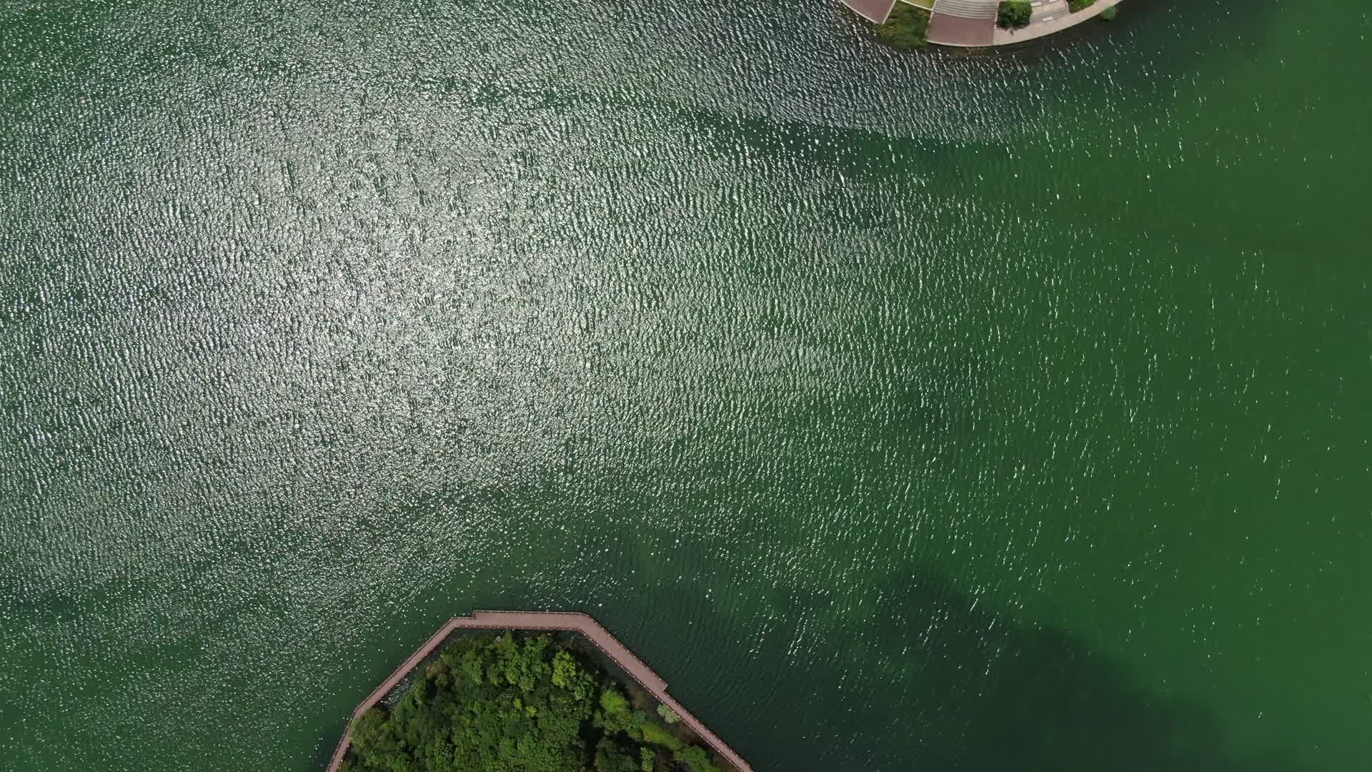 俯拍蓝色湖面自然风光视频的预览图