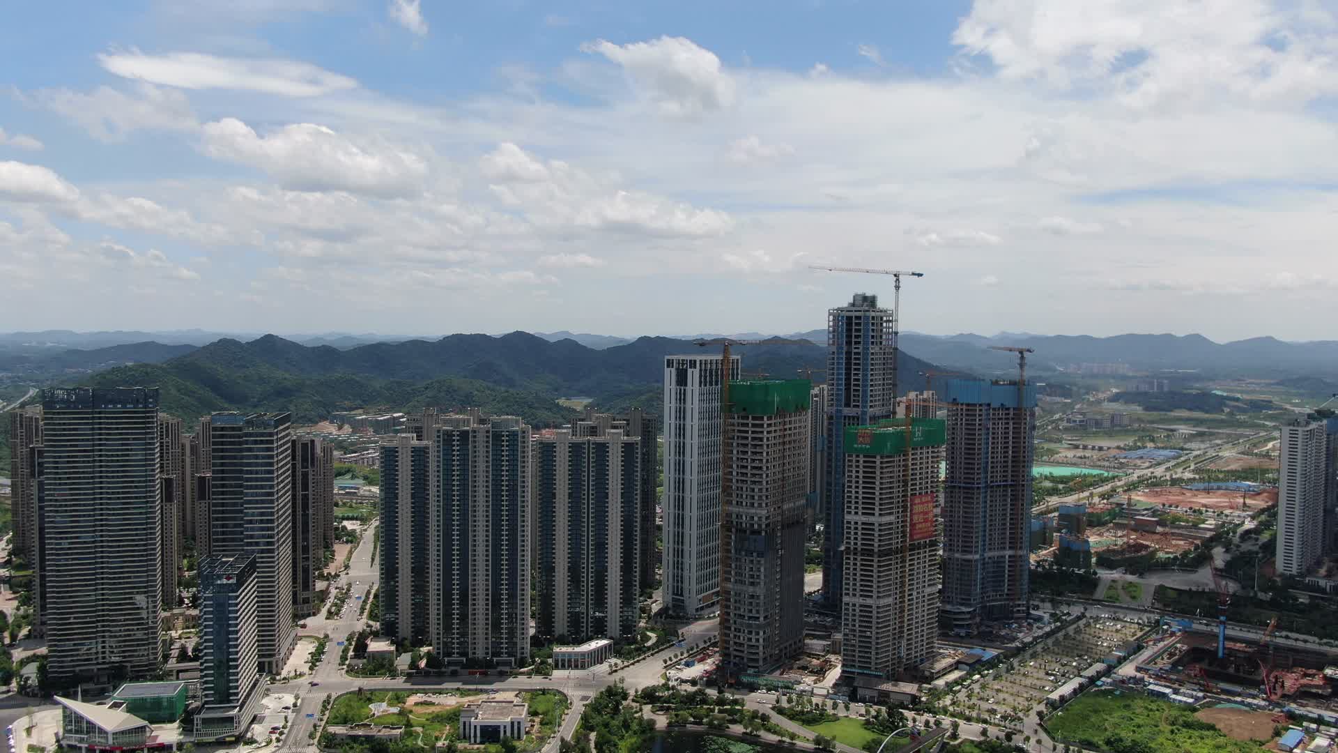 航拍城市高楼住宅小区视频的预览图