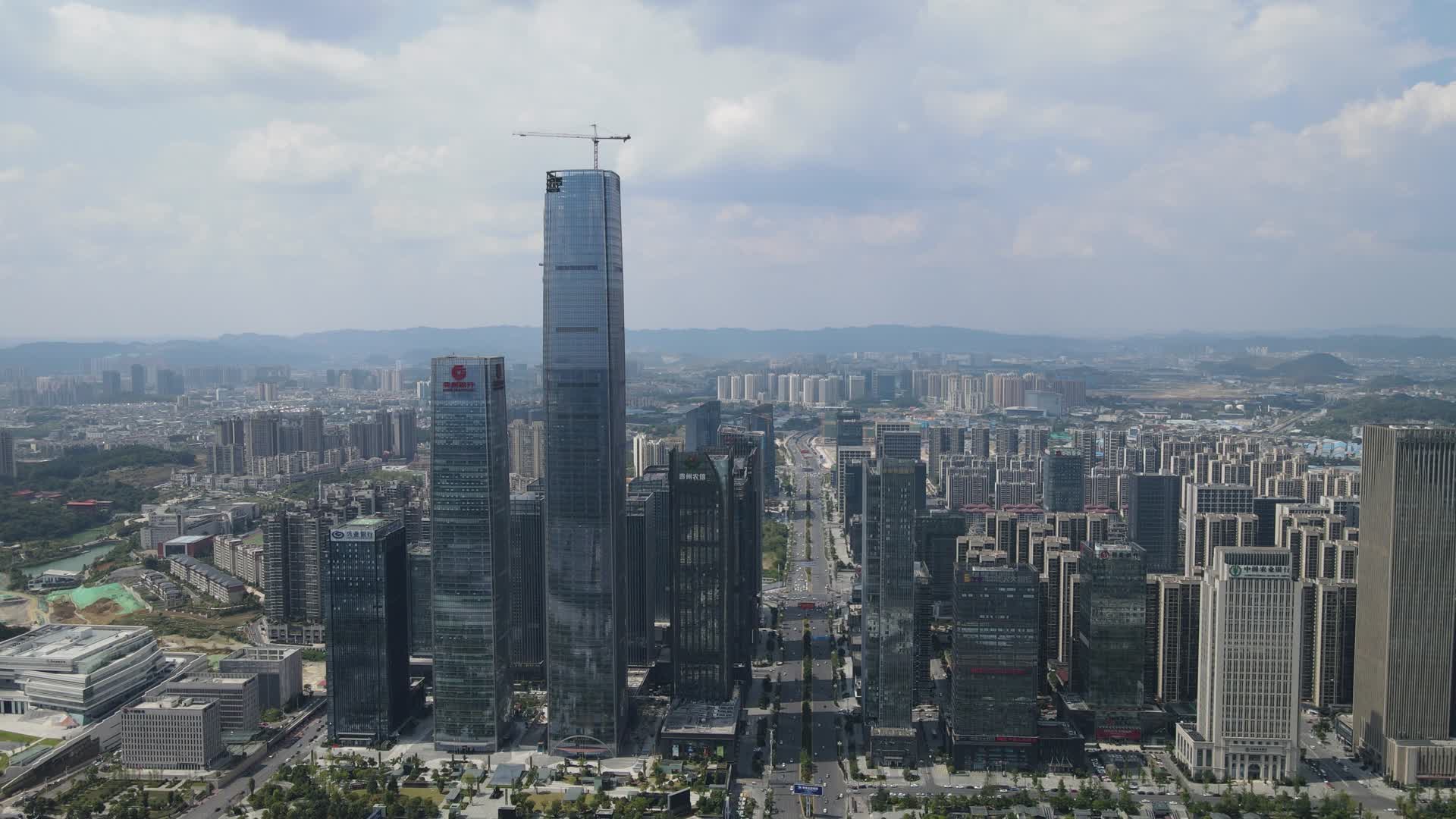 航拍贵州第一高楼贵阳金融中心大厦视频的预览图