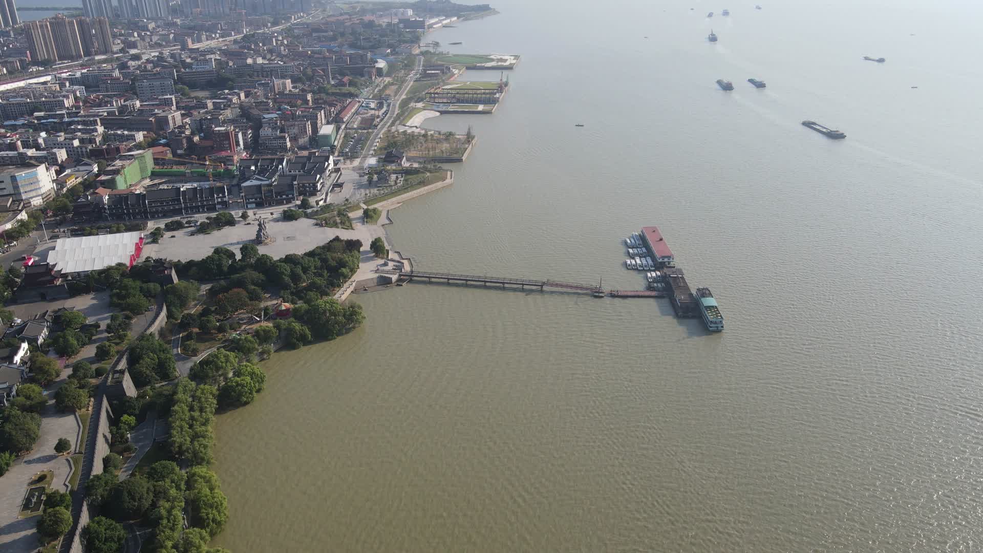 航拍城市江边码头视频的预览图