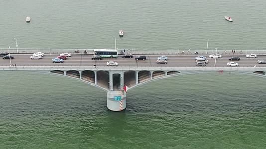 航拍跨江大桥车流穿梭视频的预览图
