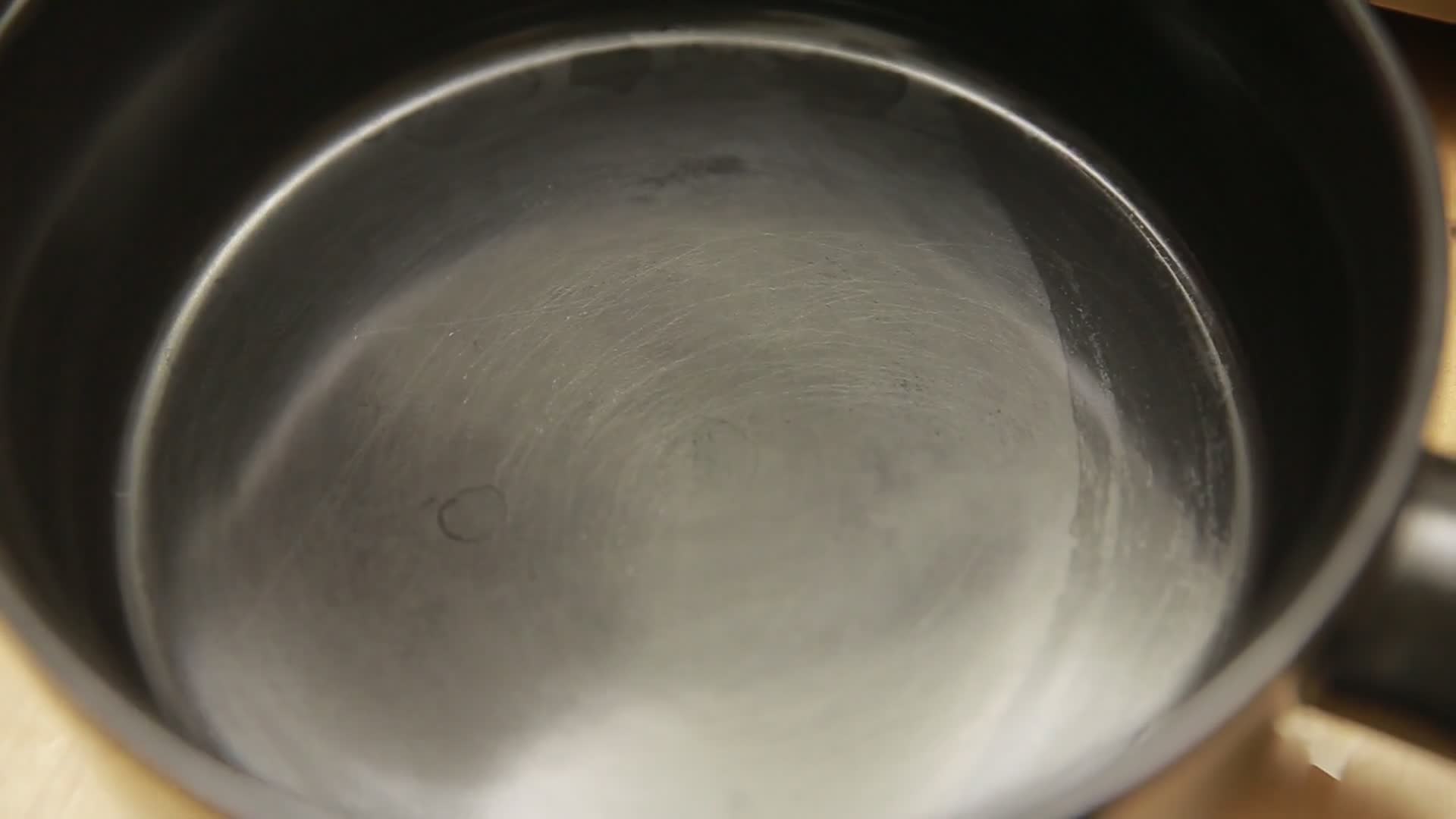 平底锅五花肉炼油视频的预览图