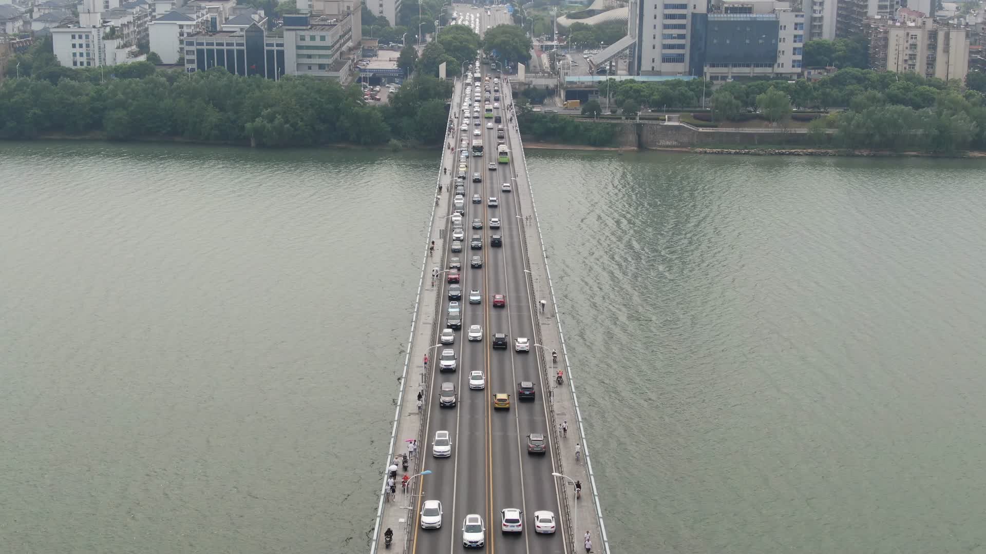 航拍湖南长沙橘子洲大桥交通视频的预览图