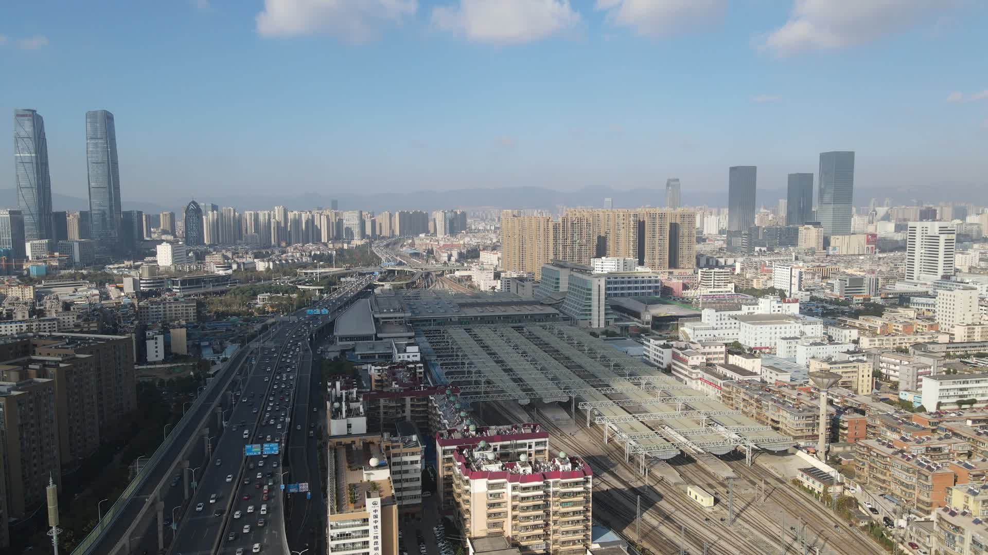 航拍云南昆明火车站城市交通视频的预览图