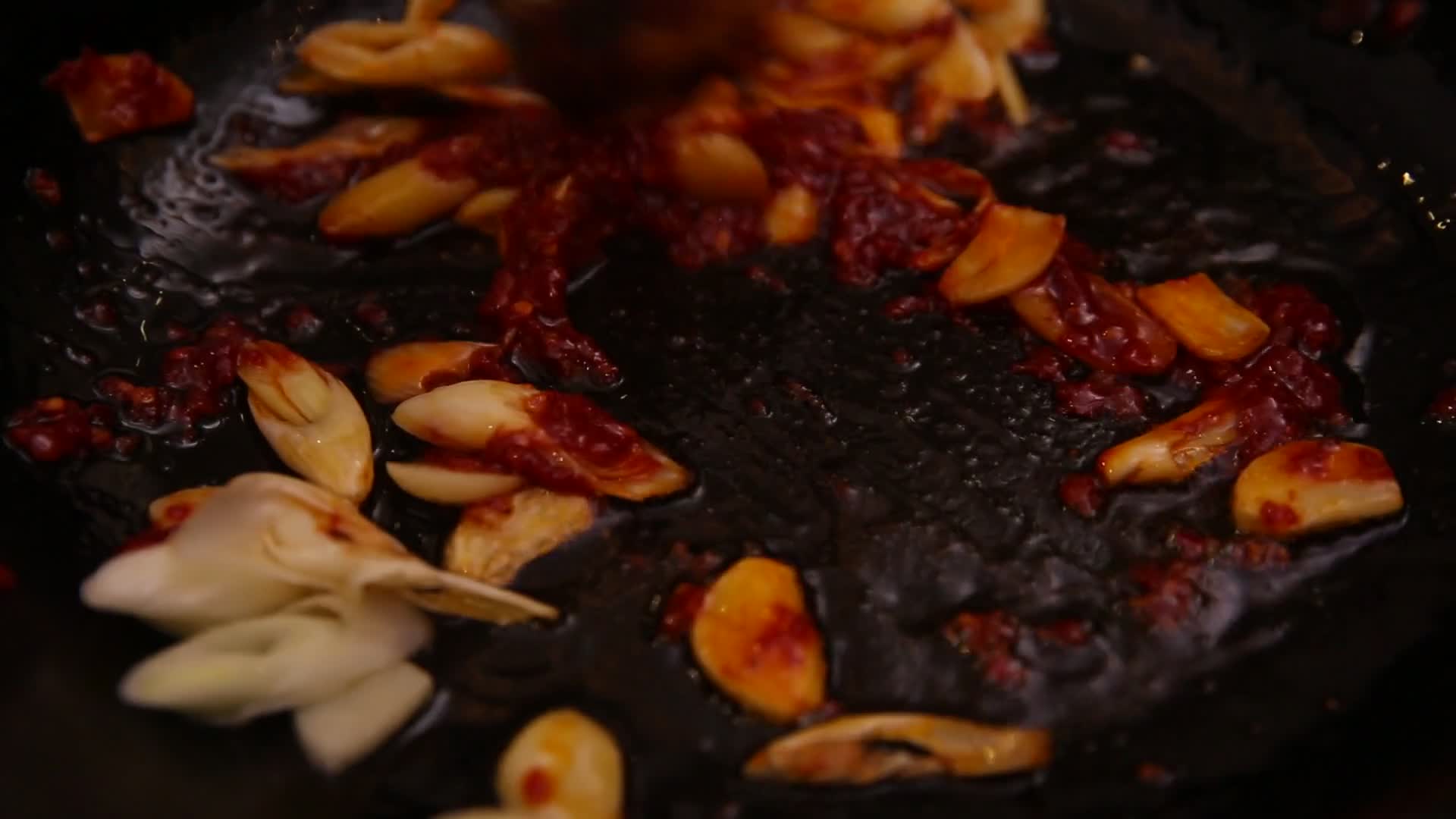 葱姜蒜配菜炝锅视频的预览图