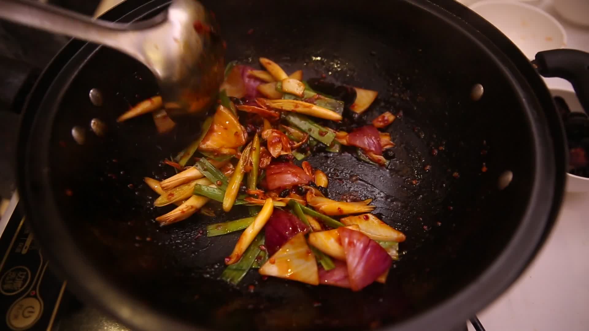 葱姜蒜配菜炝锅视频的预览图