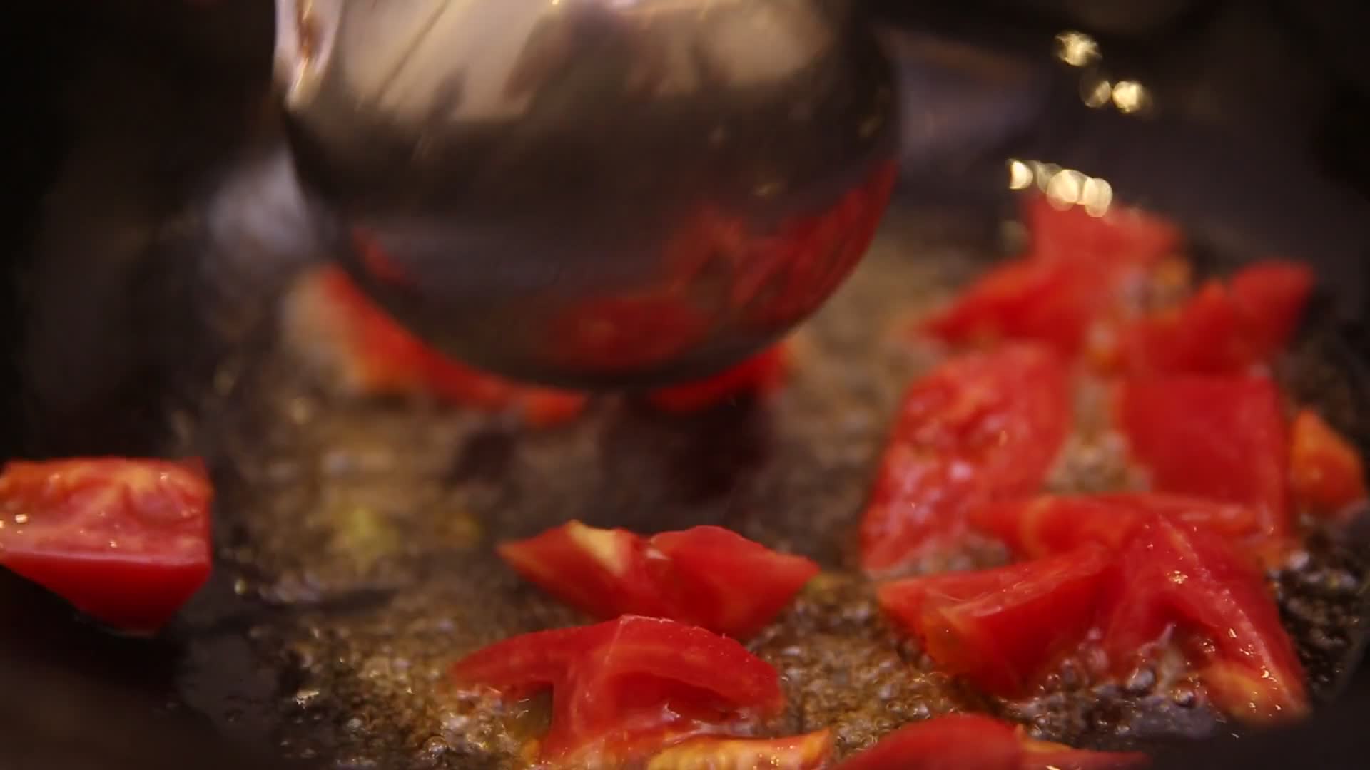 大厨炒制番茄汁底料视频的预览图