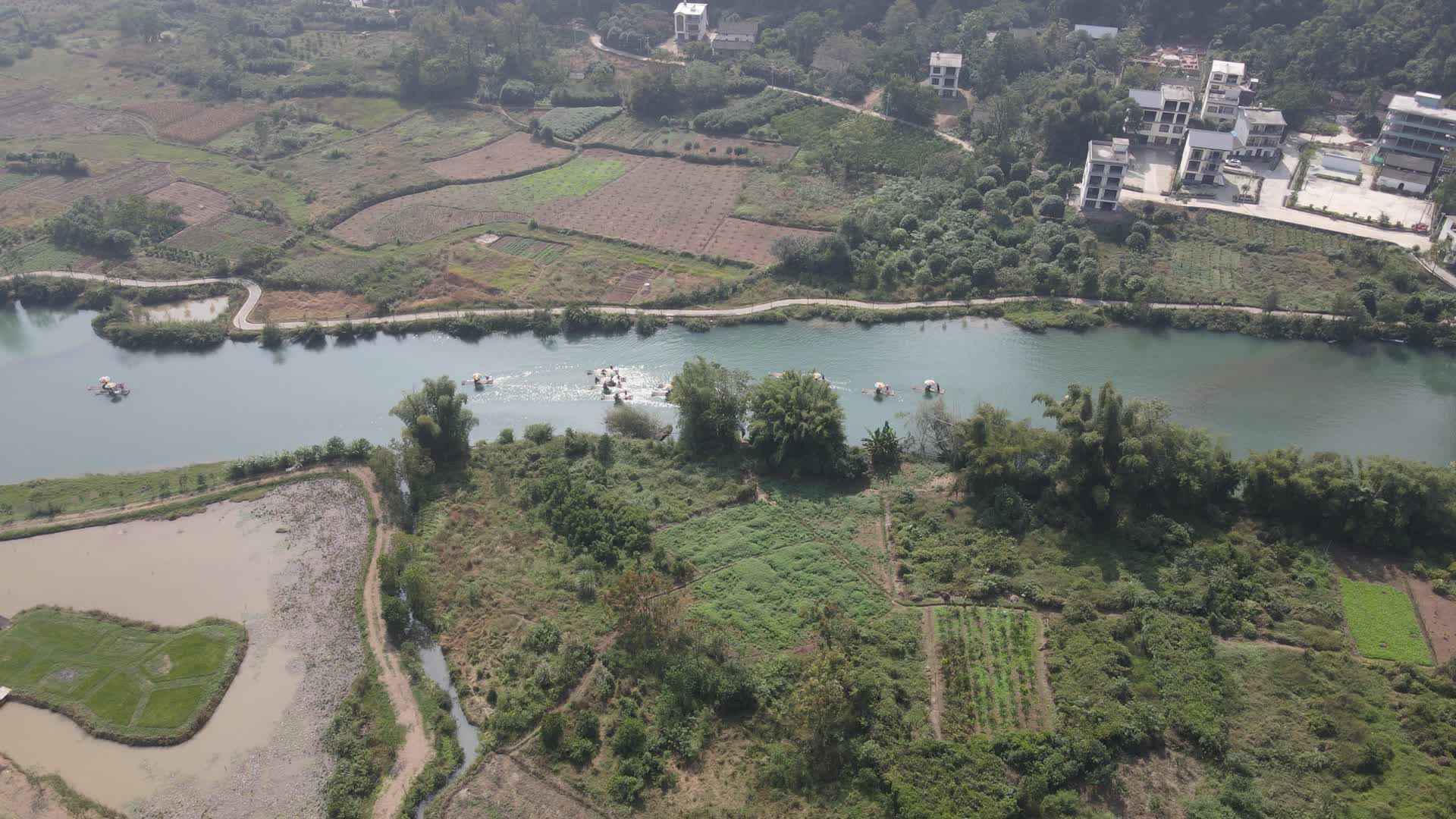 航拍广西桂林遇龙河竹筏漂流视频的预览图