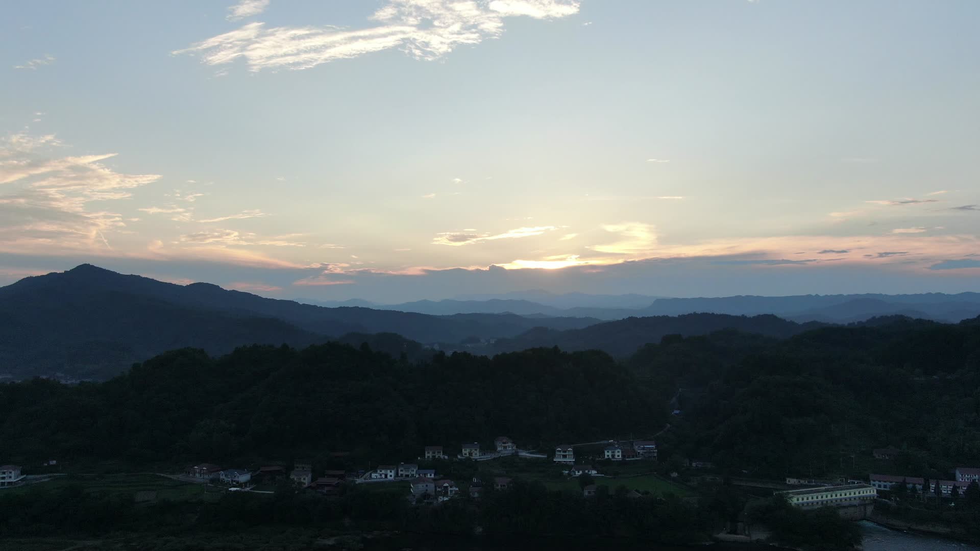 航拍夕阳晚霞大山视频的预览图