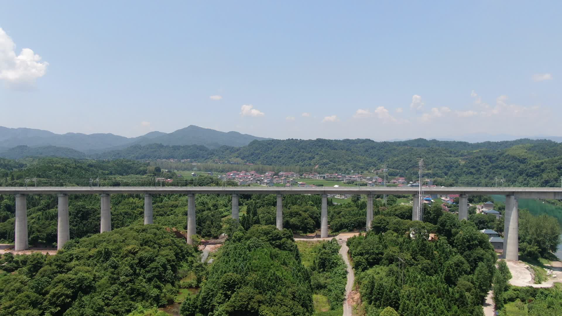 航拍田野上的铁路高架桥视频的预览图