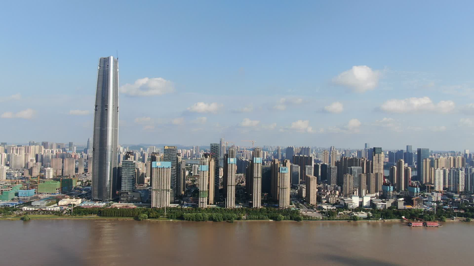 航拍湖北武汉地标绿地中心第一高楼视频的预览图