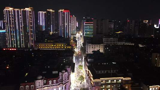 航拍湖北武汉江汉路步行街夜景人流量视频的预览图
