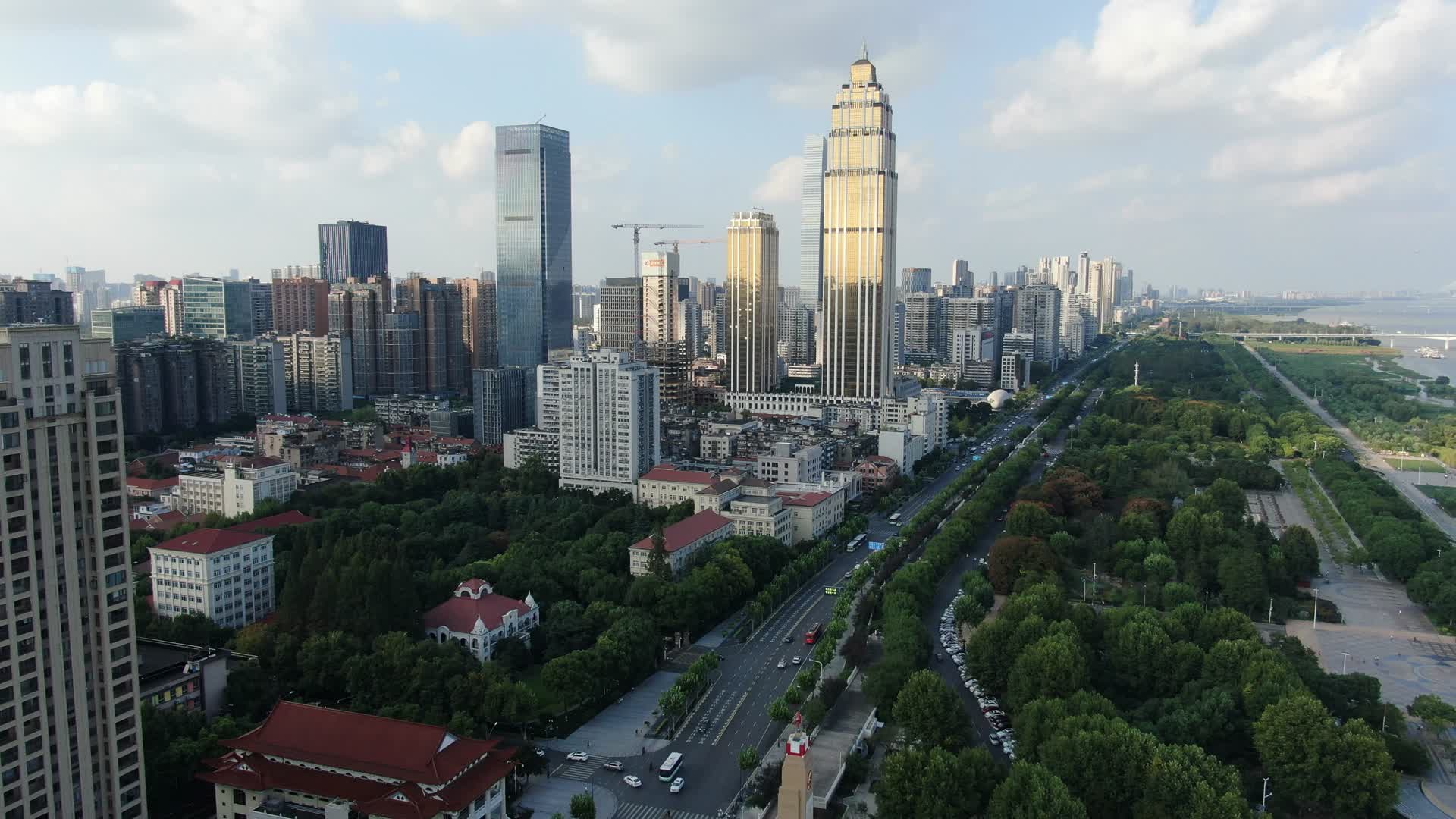 航拍湖北武汉黄金大厦视频的预览图