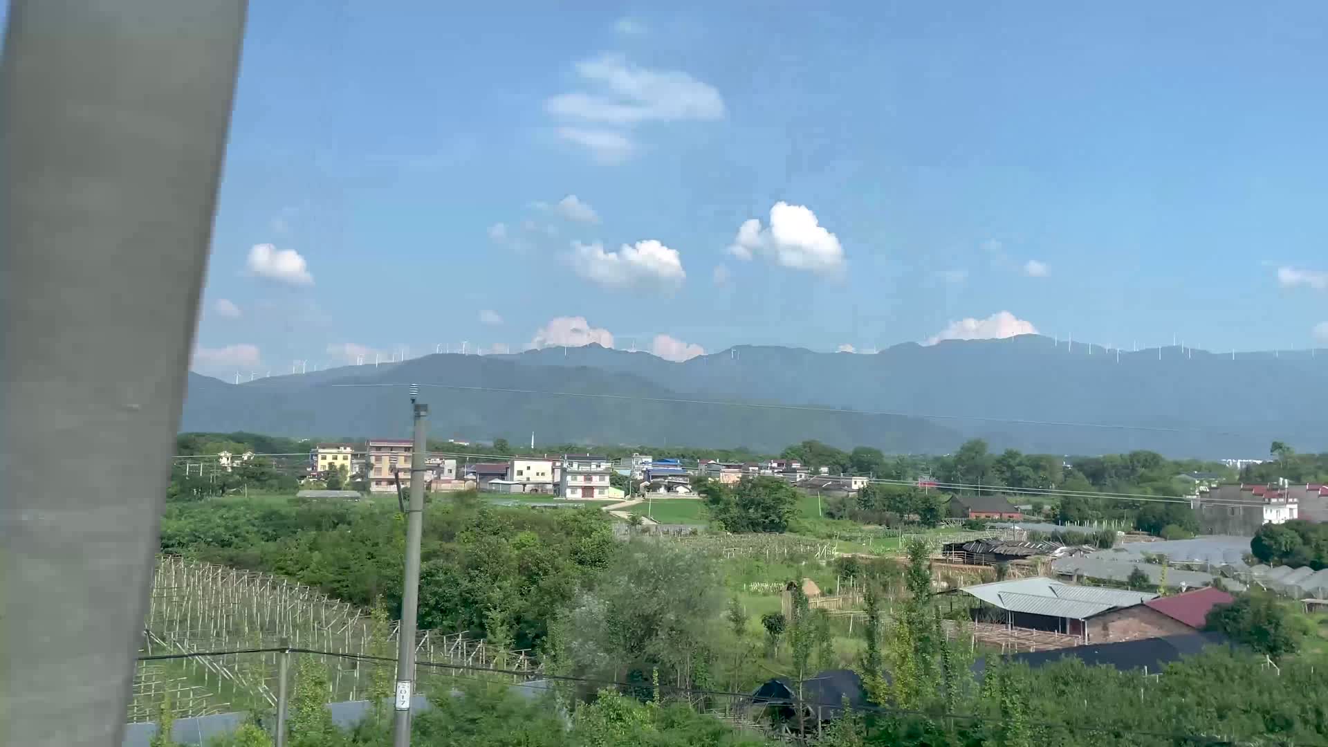 火车窗外的沿途的风景视频的预览图