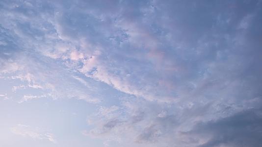 8k傍晚天空翻滚的云层延时摄影视频的预览图