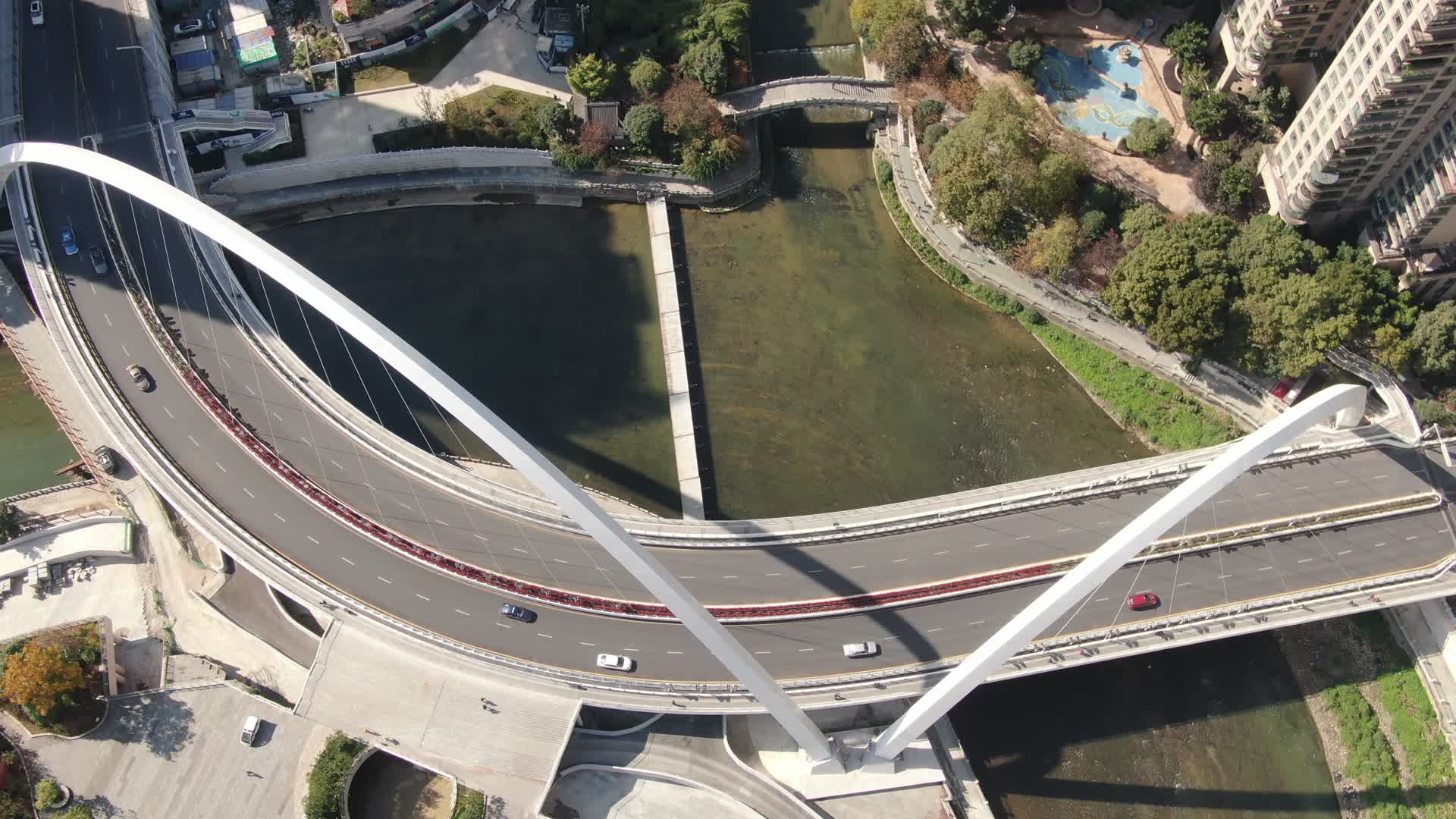 航拍贵州贵阳筑城广场大桥交通视频的预览图