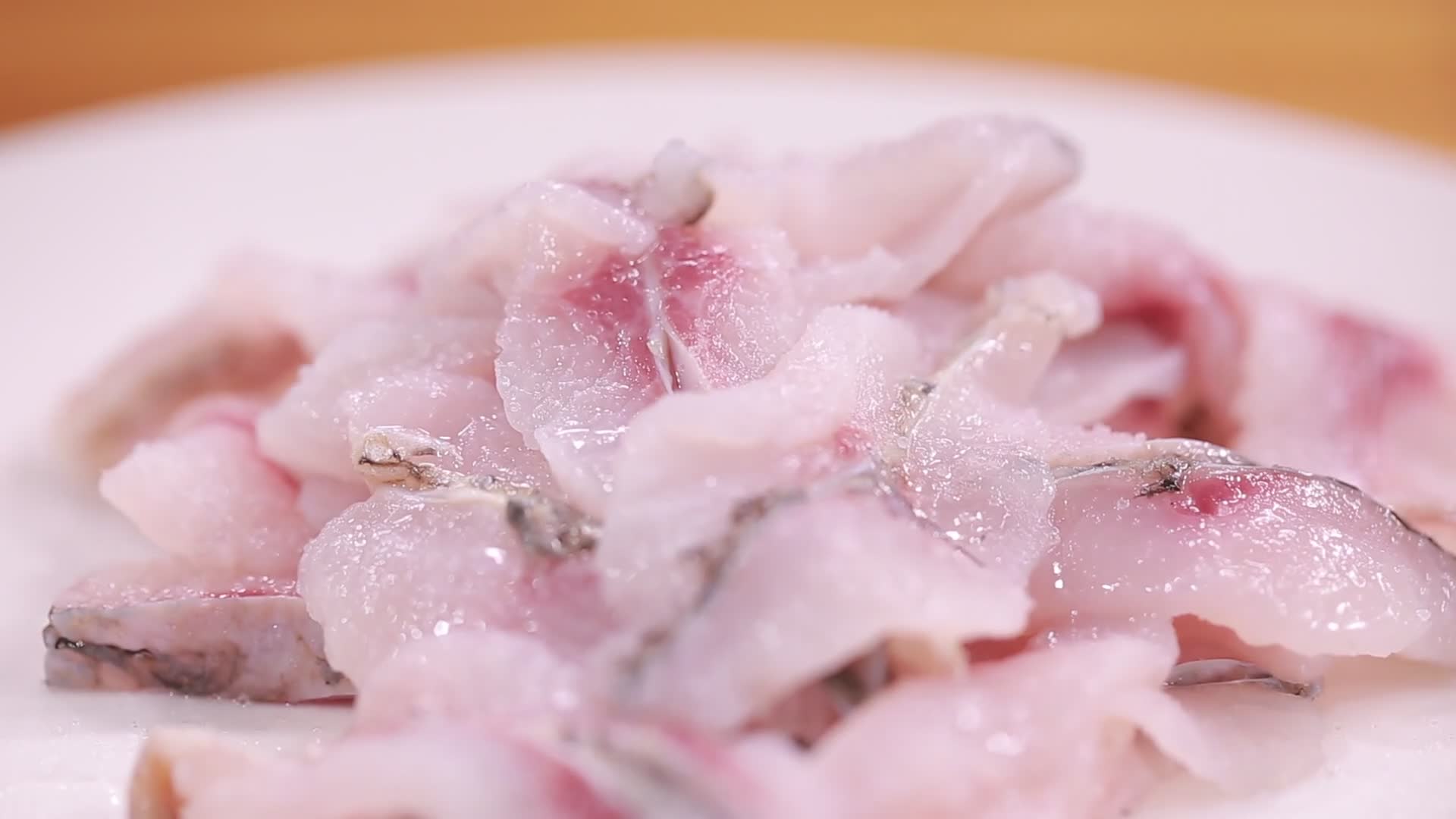 特写清洗生鱼片去腥入味视频的预览图