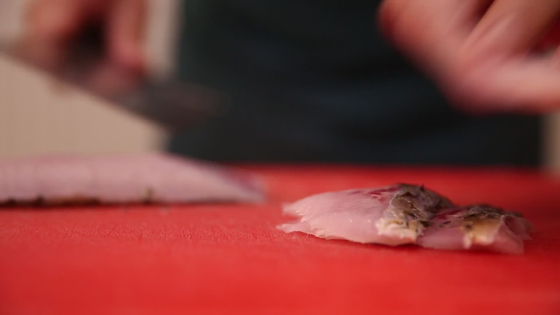 日料厨师切生鱼片视频的预览图
