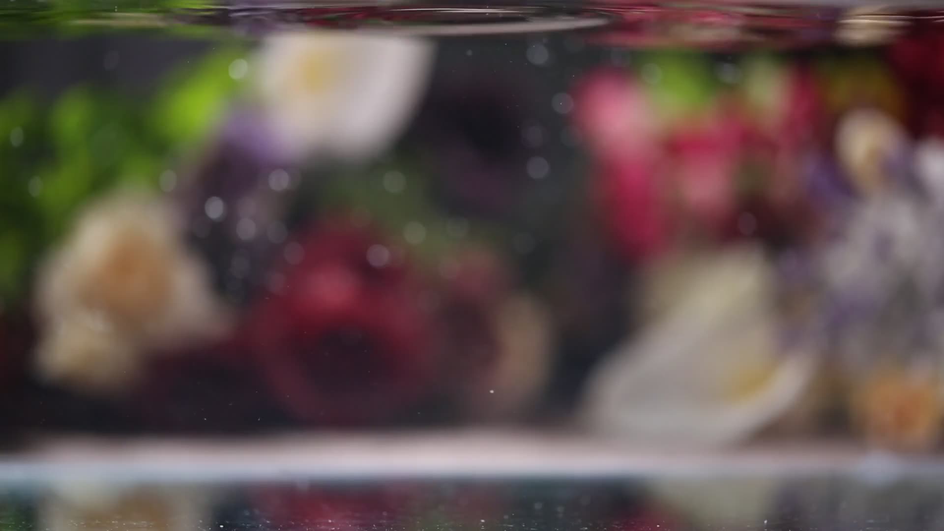 水下西红柿漂浮视频的预览图