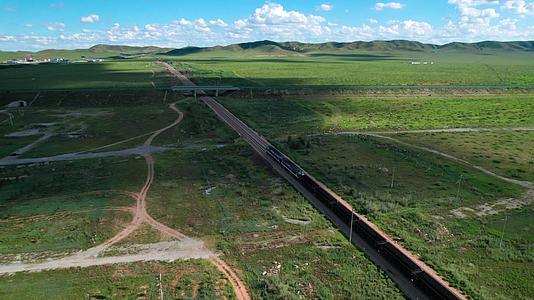 内蒙古锡林郭勒草原上奔腾的运煤火车午后5k航拍视频视频的预览图