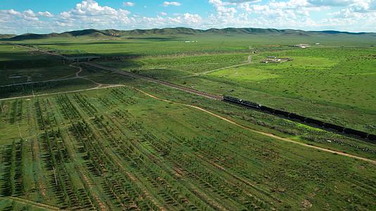 内蒙古锡林郭勒草原上奔腾的运煤火车午后5k航拍视频视频的预览图