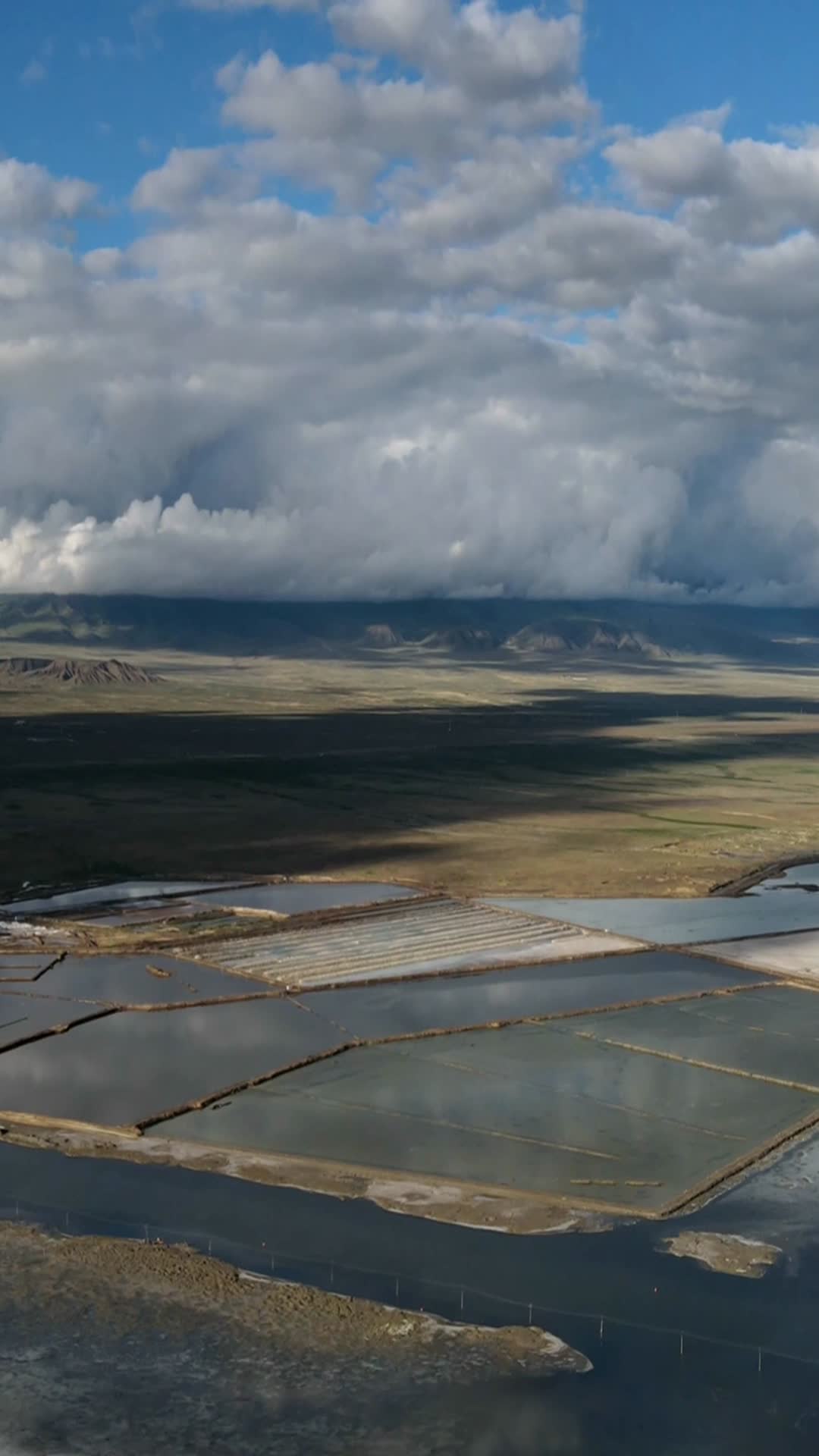 青海海西茶卡盐湖自然风光4k航拍竖拍视频的预览图