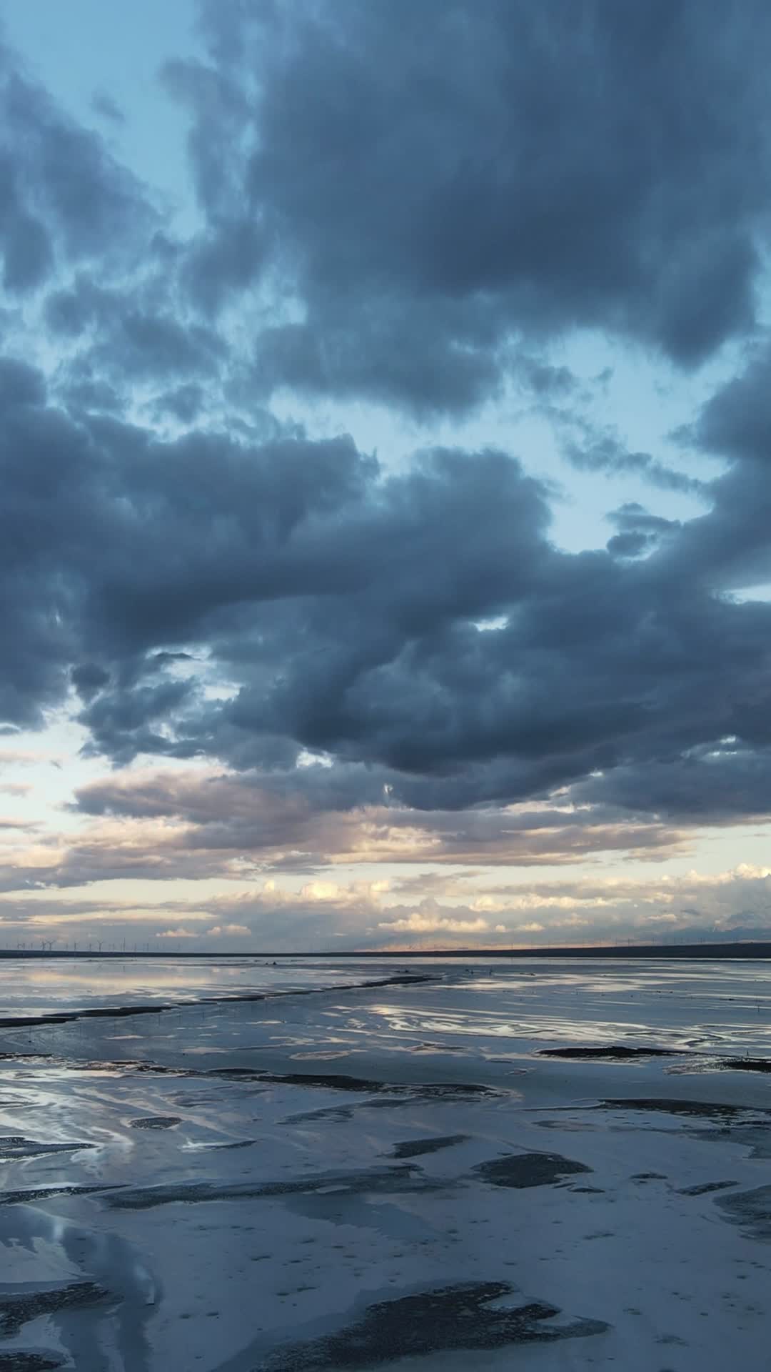 青海海西茶卡盐湖自然风光4k航拍竖拍视频的预览图