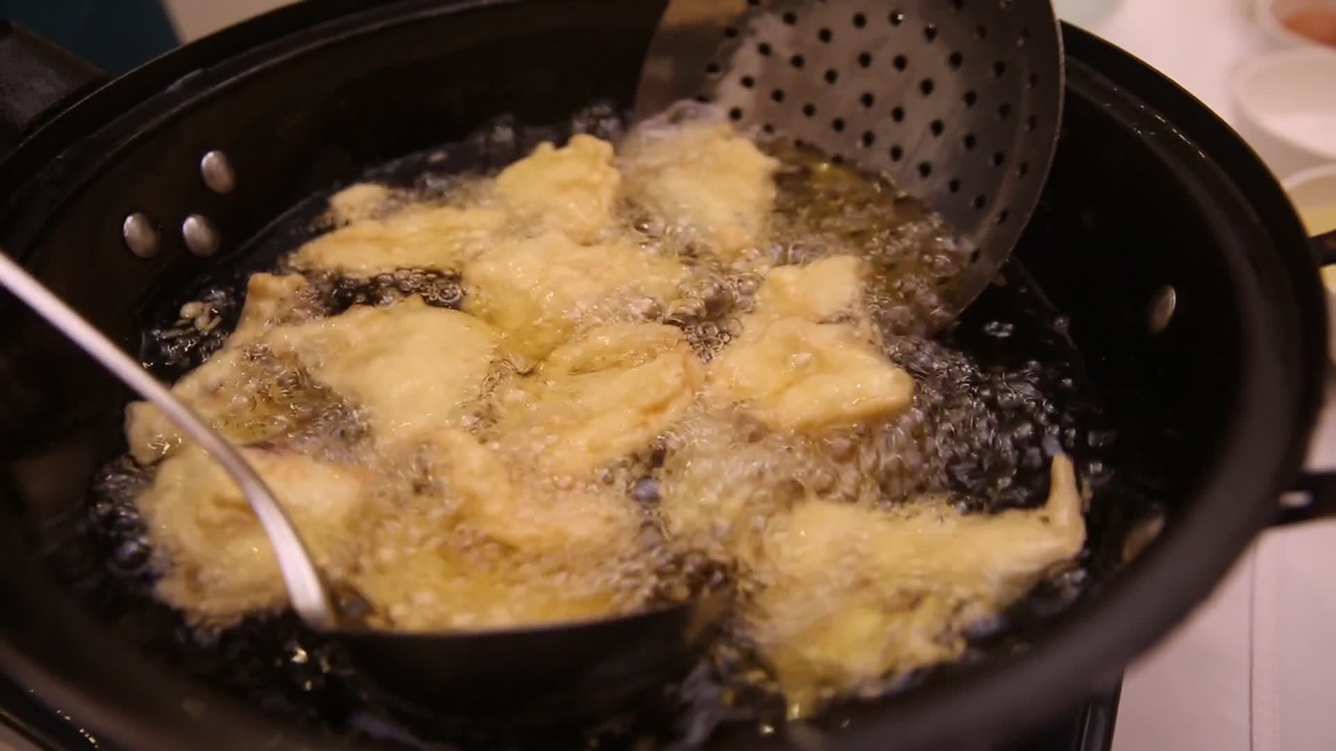 油锅炸东北美食锅包肉视频的预览图