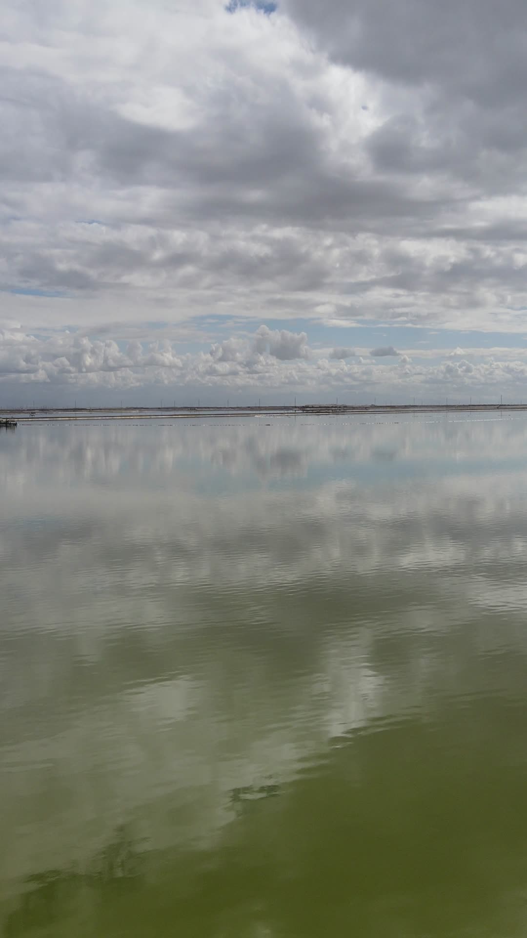 青海格尔木察尔汗盐湖4k航拍竖拍视频的预览图