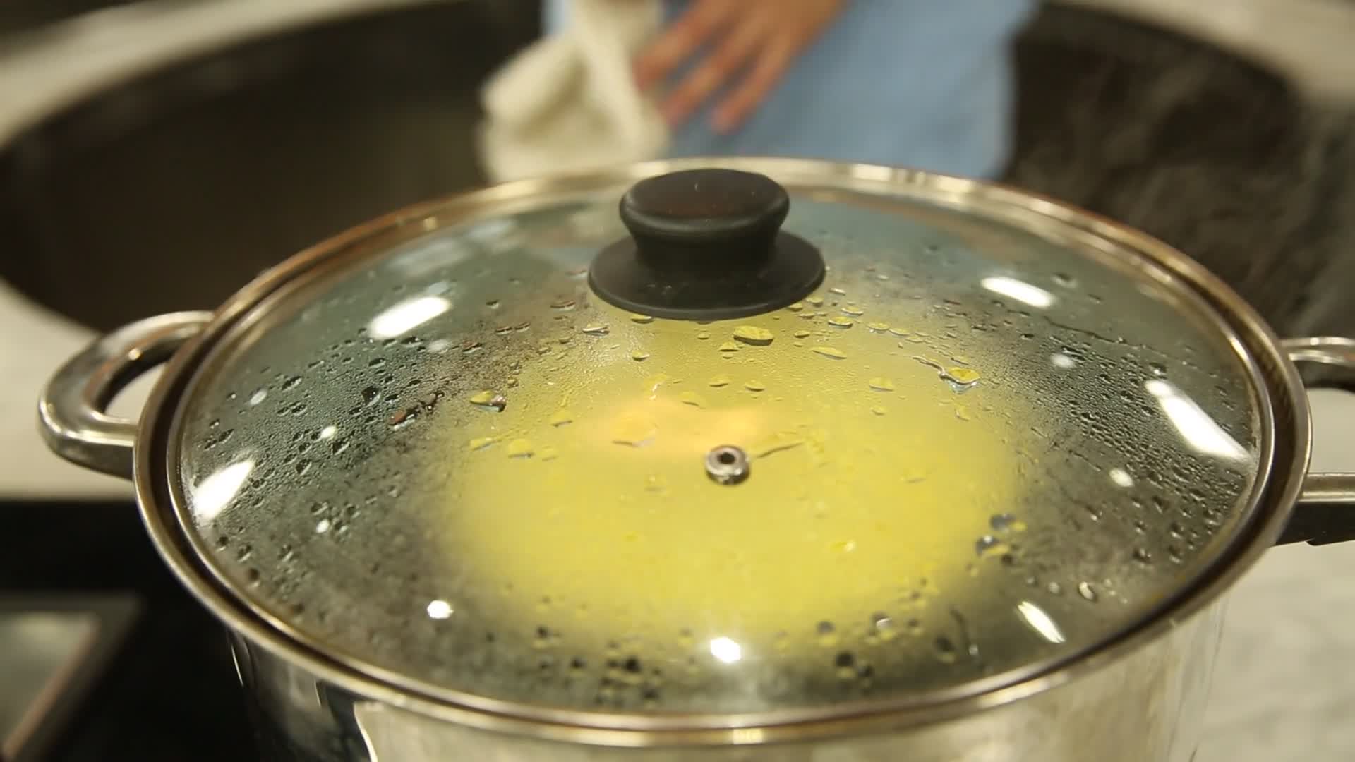 蒸笼蒸豌豆黄豆视频的预览图