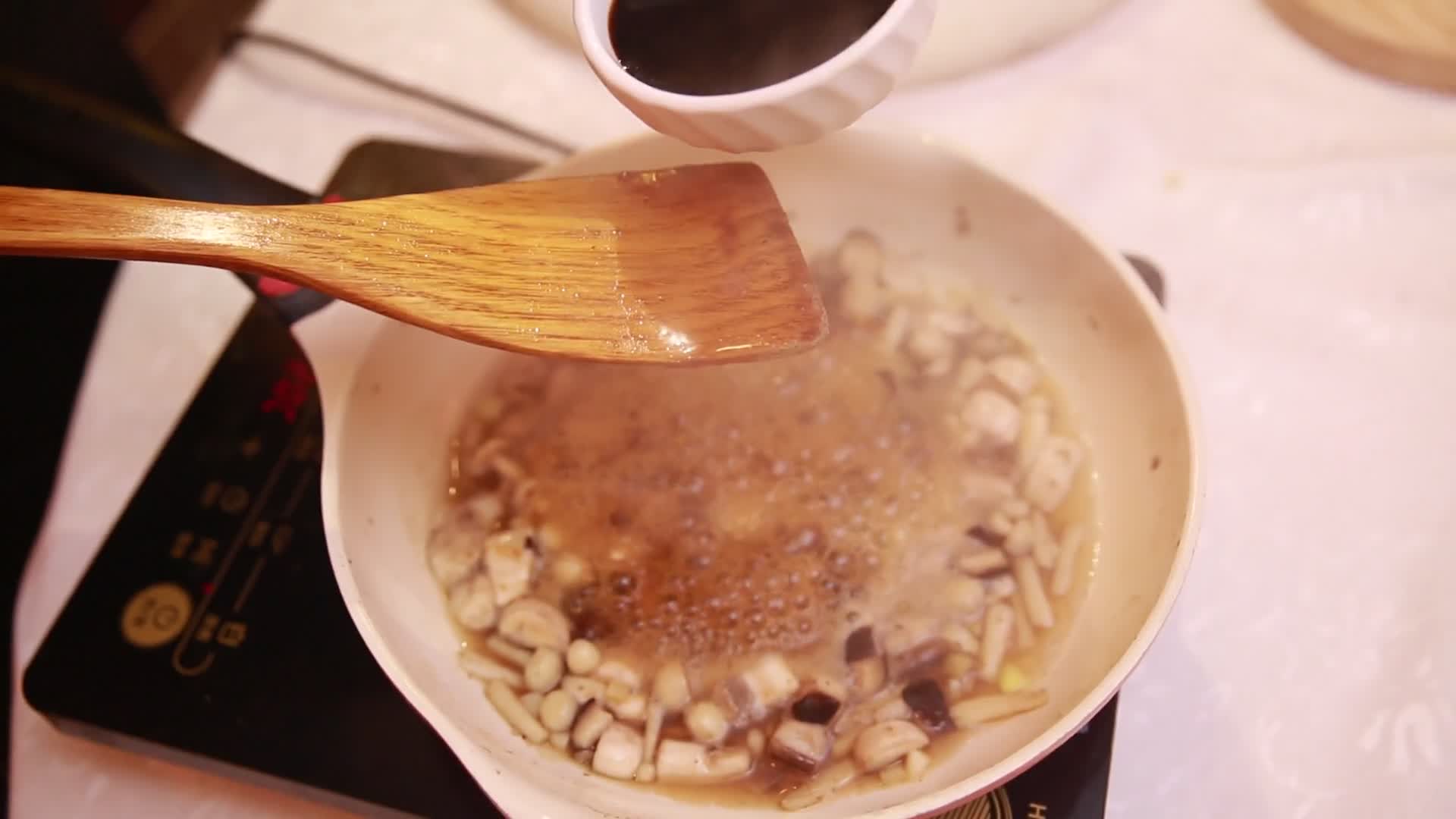大厨熬香菇酱料视频的预览图