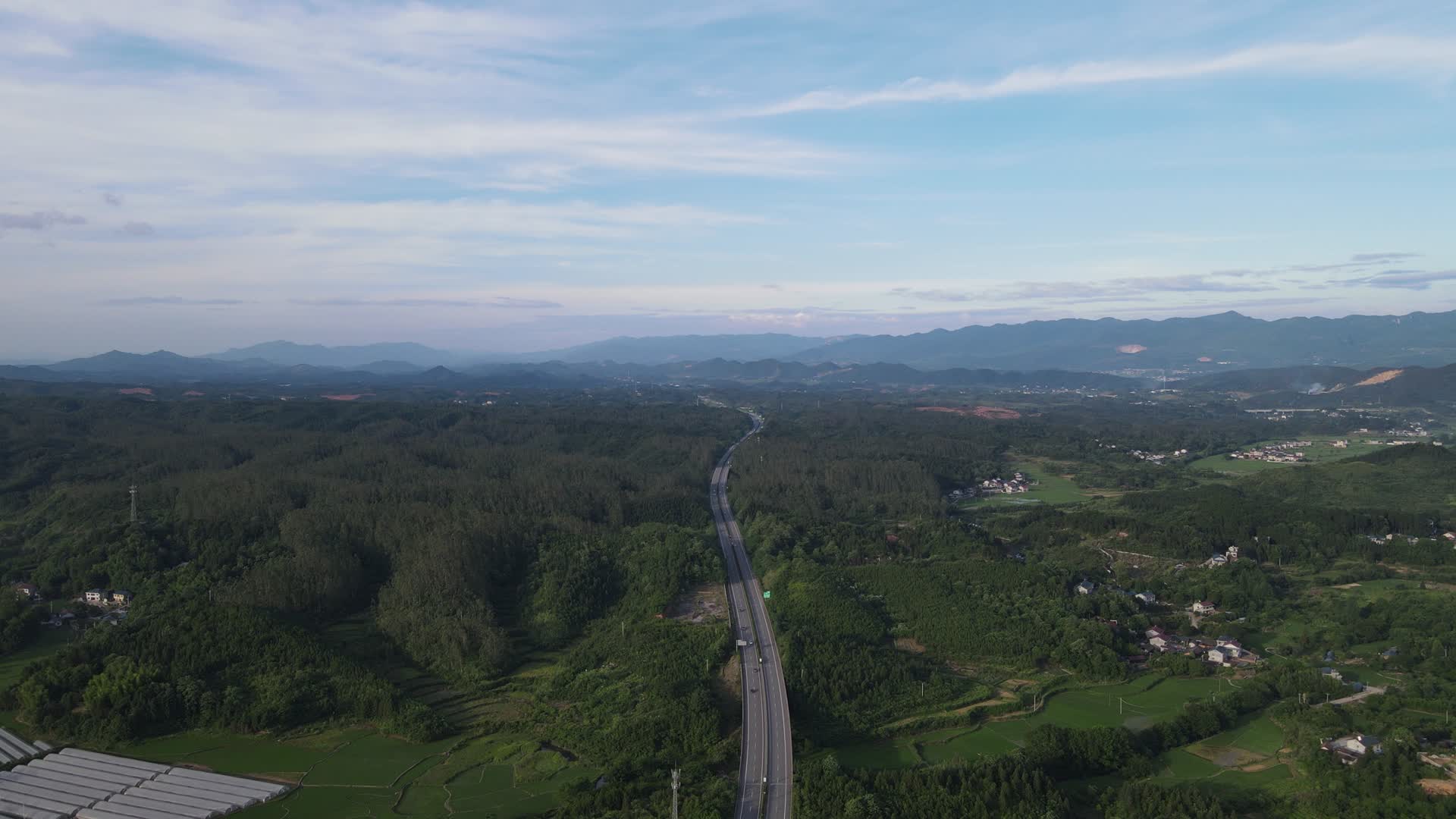 航拍大山中高速公路交通视频的预览图