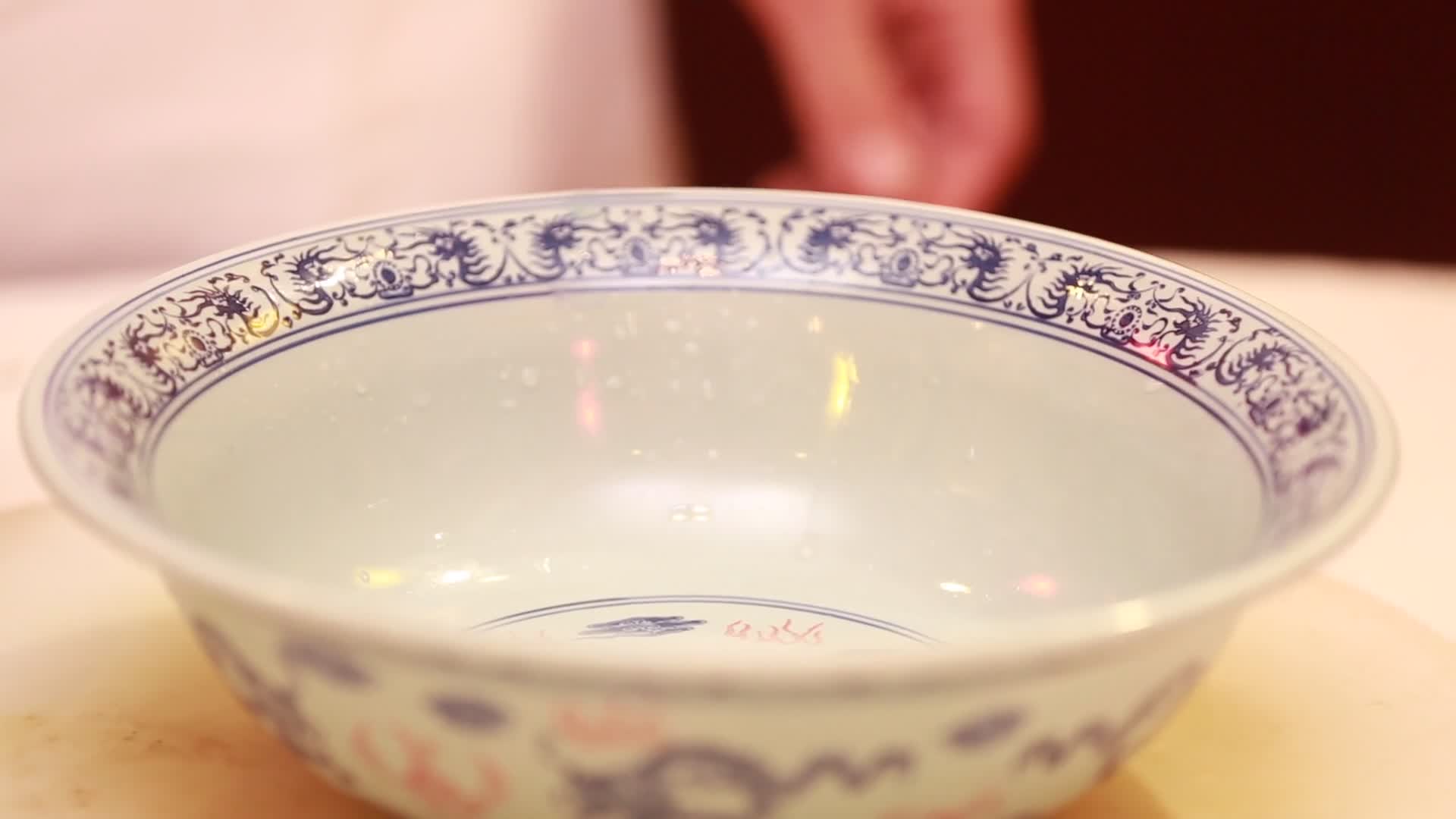 青花瓷碗和面视频的预览图