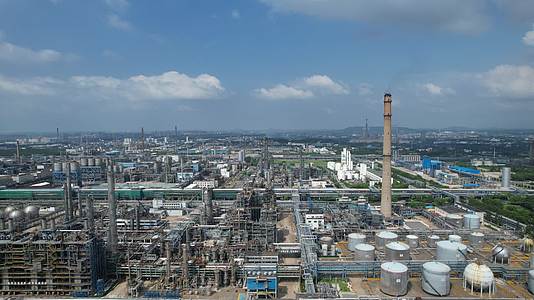 4K航拍化工工业化工厂大烟囱污染排放钢铁生产视频的预览图