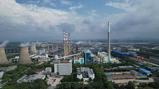 4K航拍化工工业化工厂大烟囱污染排放钢铁生产视频的预览图