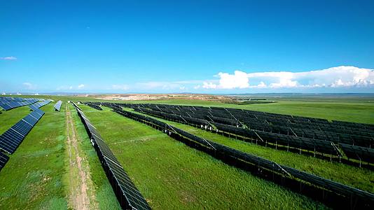 内蒙古草原上的新能源太阳能发电基站上午5k航拍视频视频的预览图