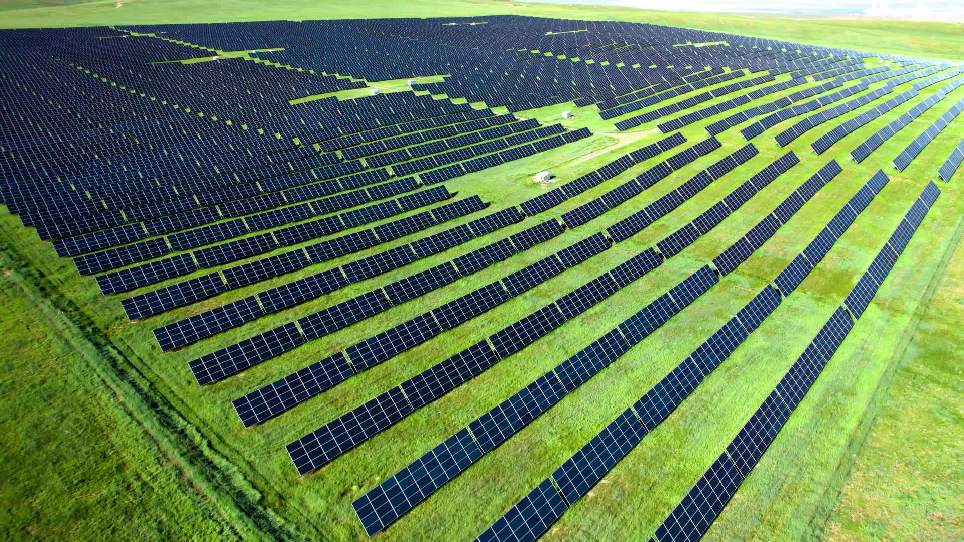 内蒙古草原上的新能源太阳能发电基站上午5k航拍视频视频的预览图