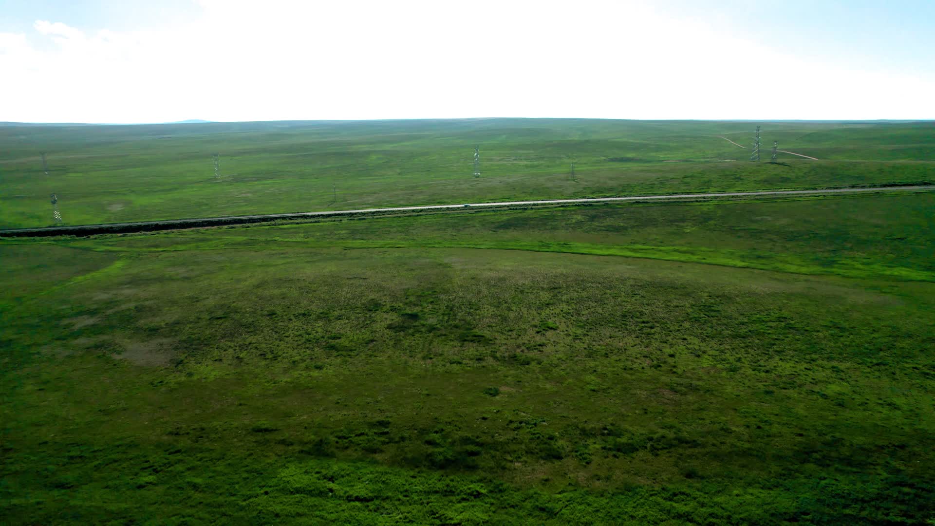内蒙古广袤的千里草原上午5k航拍视频视频的预览图