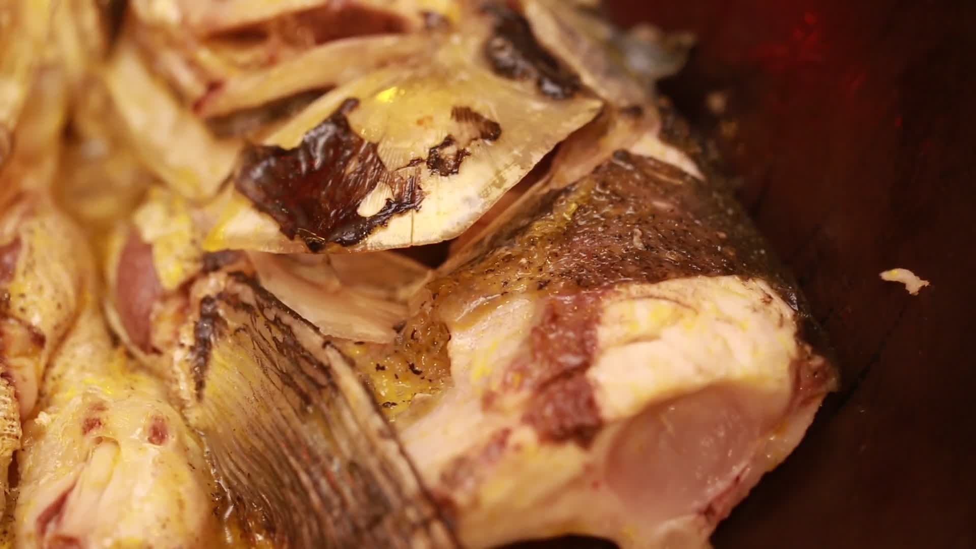 铁锅柴锅炖鱼头视频的预览图