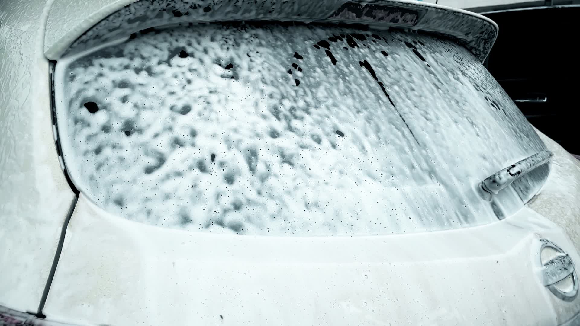 自助智能洗车房里洗车喷洒泡沫合集视频的预览图