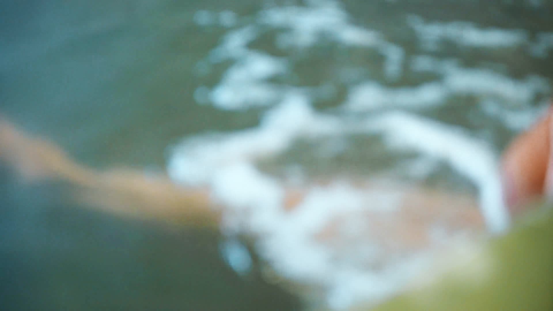 泡温泉游泳的女孩视频的预览图