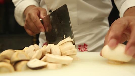 厨师切口蘑香菇各种蘑菇视频的预览图