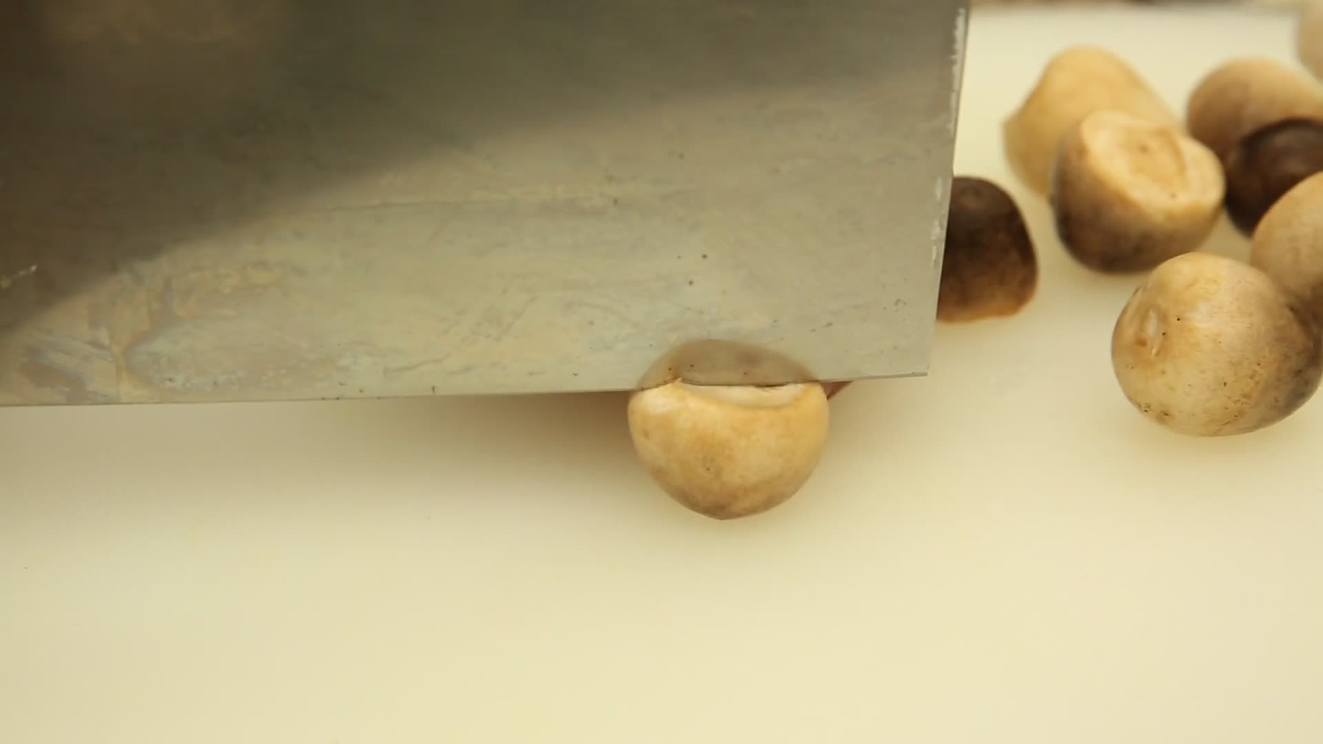 厨师切口蘑香菇各种蘑菇视频的预览图